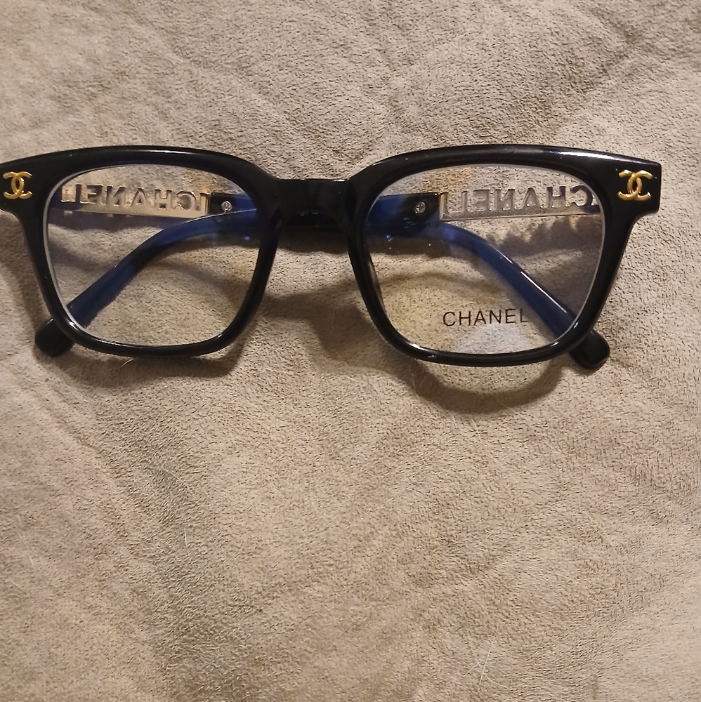 Black and Gold Fashion Eyeglasses (Non-Prescription.)